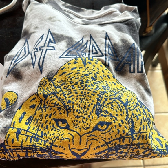 Def Leppard Sweatshirt USED . Worn but looks comphy - Picture 7 of 7